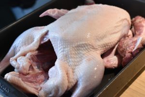 Klassisk andesteg med æbler og svesker - opskrift