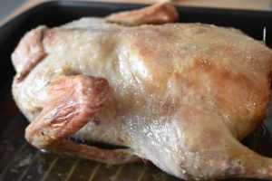 Klassisk andesteg med æbler og svesker - opskrift