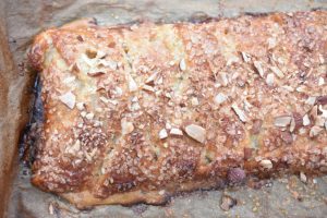 DSC_0949 • nogetiovnen.dk Butterdejsstang med æble marcipan fyld - butterdejskringle