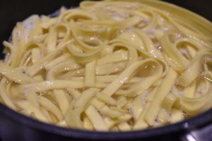 Pasta med flødeost og tomat - nem opskrift