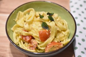 Pasta med flødeost og tomat - nem opskrift