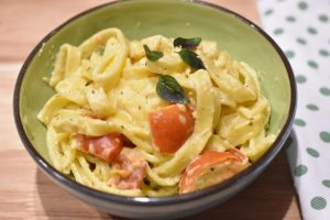 Pasta med flødeost og tomat - nem opskrift