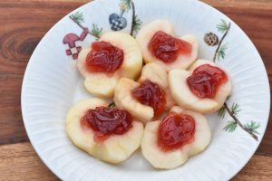 Æbler med gele - halve æbler med ribsgele