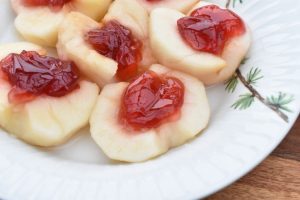 Æbler med gele - halve æbler med ribsgele