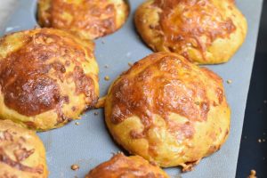 Pizzamuffins - opskrift på madpakke muffins med pizza fyld 