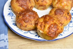 Pizzamuffins - opskrift på madpakke muffins med pizza fyld 