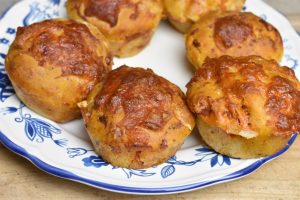 Pizzamuffins - opskrift på madpakke muffins med pizza fyld 