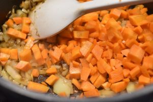 Ostesuppe - opskrift på pikantsuppe med porrer og flødeost