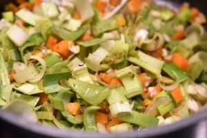 Ostesuppe - opskrift på pikantsuppe med porrer og flødeost