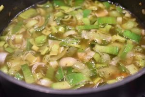 Ostesuppe - opskrift på pikantsuppe med porrer og flødeost