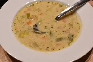 Ostesuppe - opskrift på pikantsuppe med porrer og flødeost