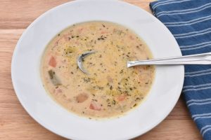 Ostesuppe - opskrift på pikantsuppe med porrer og flødeost
