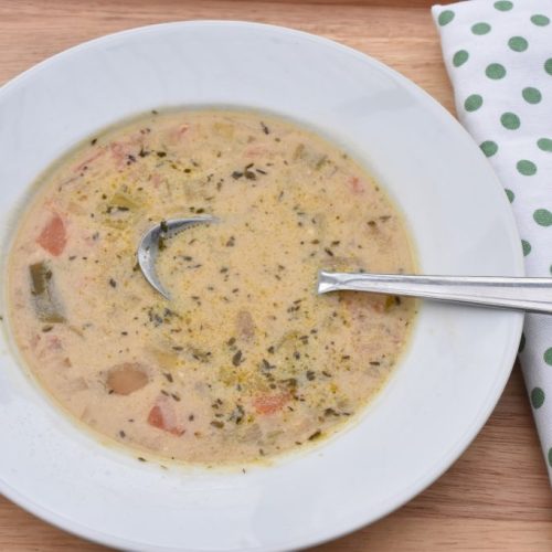Ostesuppe - opskrift på pikantsuppe med porrer og flødeost