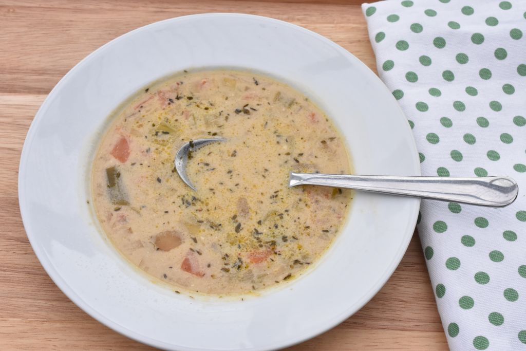 Ostesuppe - opskrift på pikantsuppe med porrer og flødeost
