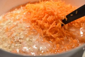 Langtidshævede boller med gulerødder - nem æltefri opskrift