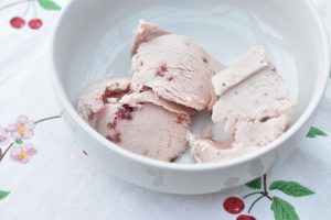 Kirsebæris med kirsebærsovs - nem opskrift