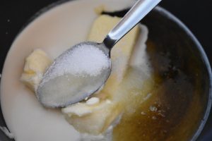 Karamel bidder med cornflakes - karameller med knas