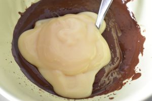 Chokolade fudge med kondenseret mælk - meget nem opskrift