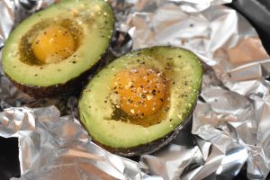 Bagt avocado med æg i airfryer eller ovn - nem opskrift 
