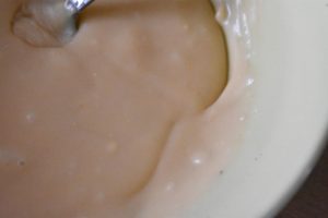 Hvid chokolade fudge med hasselnødder - opskrift