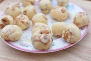 Fudge med hvid chokolade og hasselnødder - opskrift