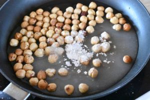 Karamelliserede hasselnødder - nødder med karamel