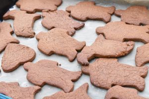 Kryddersmåkager med glasur - opskrift på udstikskager