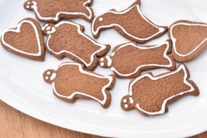 Kryddersmåkager med glasur - opskrift på udstikskager