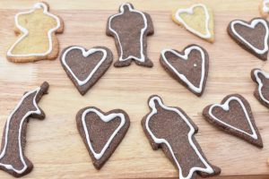 Julesmåkager med glasur - figurkager til udstikning