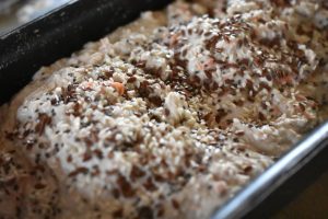 Groft gulerodsbrød i form med hørfrø & chiafrø - opskrift