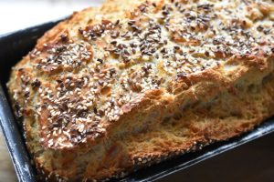 Groft gulerodsbrød i form med hørfrø & chiafrø - opskrift