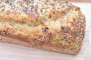 Groft gulerodsbrød i form med hørfrø & chiafrø - opskrift