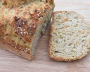 Groft gulerodsbrød i form med hørfrø & chiafrø - opskrift