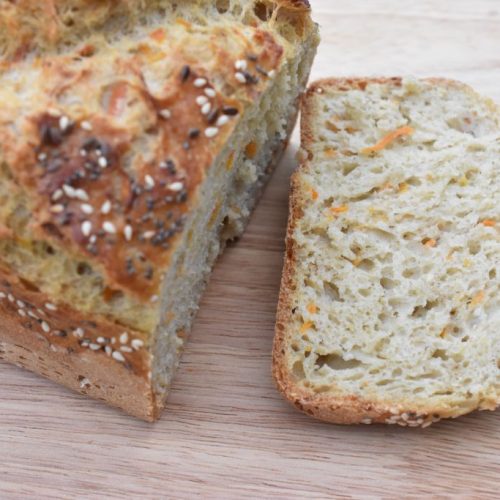 Groft gulerodsbrød i form med hørfrø & chiafrø - opskrift