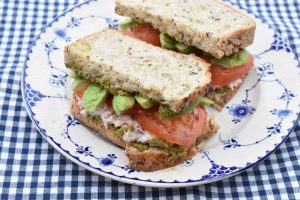 DSC_1449 • nogetiovnen.dk Tunsandwich - opskrift på tunacado med avocado og pesto