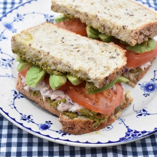 Tunsandwich - opskrift på tunacado med avocado og pesto