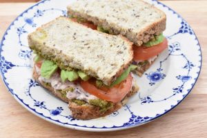 Tunsandwich - opskrift på tunacado med avocado og pesto 