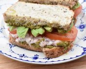 Tunsandwich - opskrift på tunacado med avocado og pesto