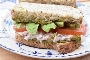 Tunsandwich - opskrift på tunacado med avocado og pesto 