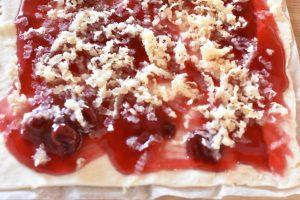 Marcipansnegle med kirsebærsovs - af butterdej