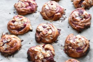 Marcipansnegle med kirsebærsovs - af butterdej