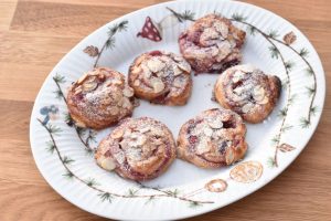 Marcipansnegle med kirsebærsovs - af butterdej