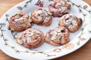 Marcipansnegle med kirsebærsovs - af butterdej