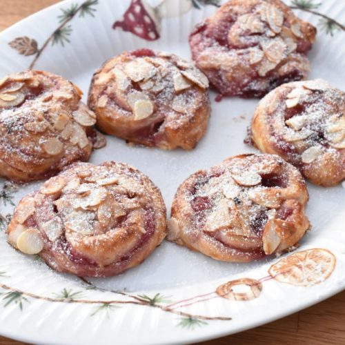 Marcipansnegle med kirsebærsovs - af butterdej