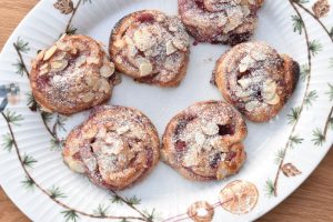 Marcipansnegle med kirsebærsovs - af butterdej