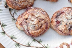 Marcipansnegle med kirsebærsovs - af butterdej