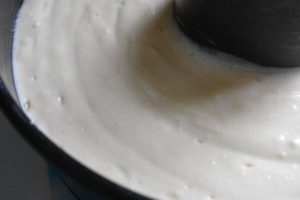 Yoghurtkage med græsk yoghurt - saftig og lækker - opskrift