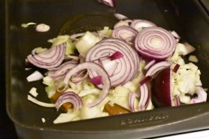 Pastafad med pølser og grøntsager i ovn - opskrift