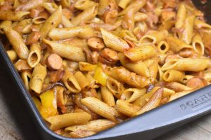 Pastafad med pølser og grøntsager i ovn - opskrift