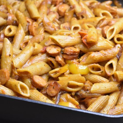 Pastafad med pølser og grøntsager i ovn